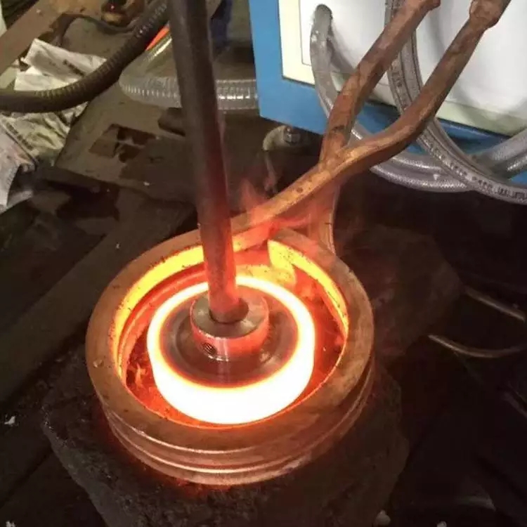 半轴在采用高频感应加热机进行淬火的过程中常出现哪些缺点？怎样解决？