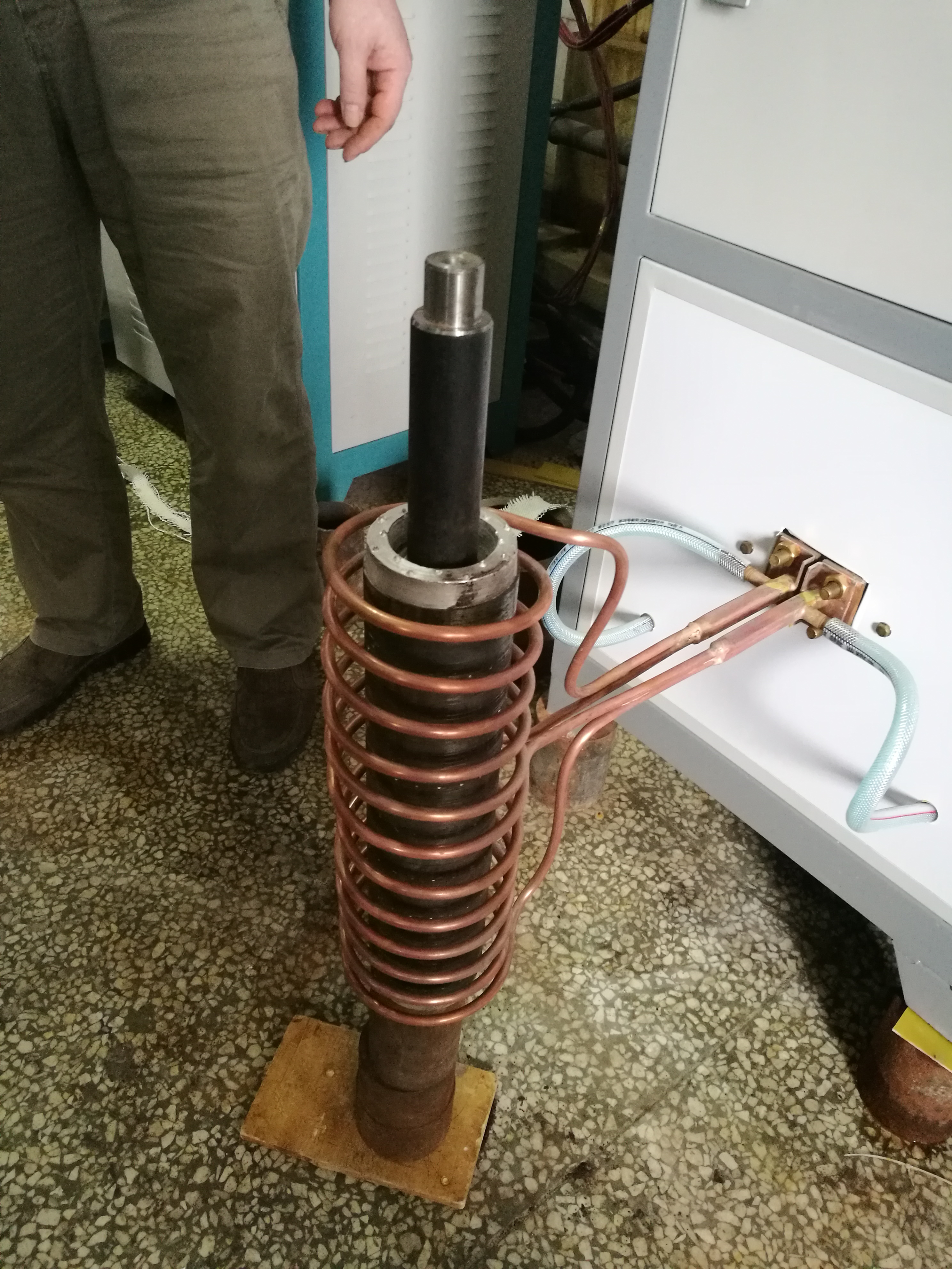 中频感应加热设备快换感应器夹头的典型结构都有哪些？