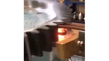 齿轮经过电磁感应加热设备淬火后常出现哪些缺陷？如何预防？