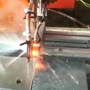 当采用高频感应加热设备对钻杆接头进行热处理时，需要注意哪些方面？